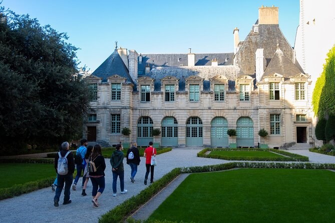 The garden behind the Hôtel de Sully, gravel paths and lawns in front of the orangery